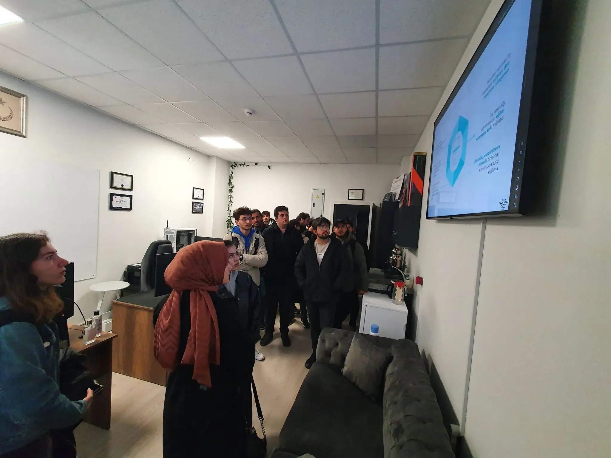 Sivas Cumhuriyet Üniversitesi Mekatronik Mühendisliği öğrencileri Cumhuriyet Teknokent’i ziyaret etti. 